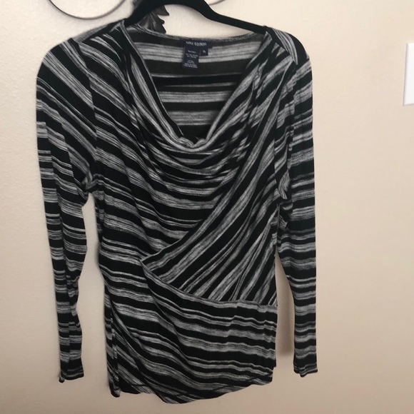 🌞 Black and gray striped sweater - Picture 1 of 3